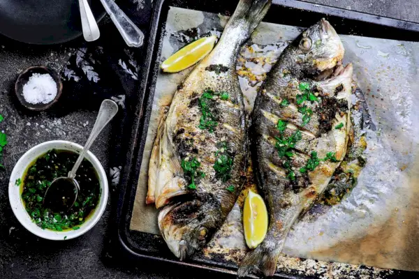 Gegrillter Dorado und Kräuter.