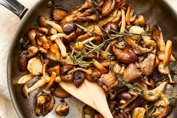 In Butter sautierte Pilze mit frischen Kräutern