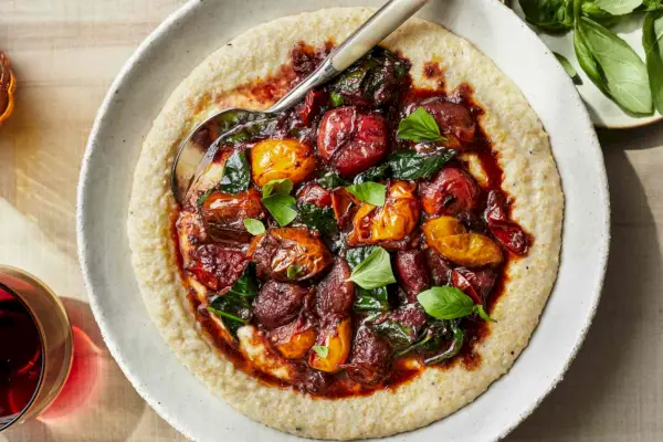 Cremige Polenta mit Burst Cherry Tomate und Rotweinragout