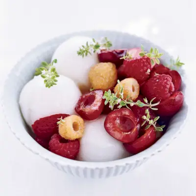 Zitronen-Thymian-Sorbet mit Sommerbeeren
