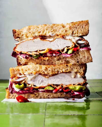 Gebratenes Hühnersandwich mit Sardellen-Knoblauch-Dressing