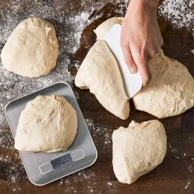 tagliare l'impasto della pizza in porzioni
