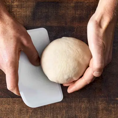trasferire l'impasto della pizza su una superficie di lavoro non offuscata