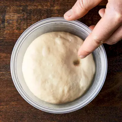 impronta digitale nell'impasto della pizza