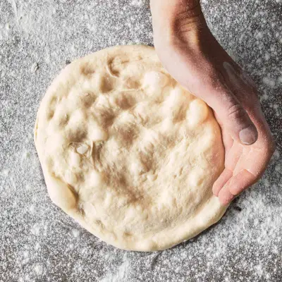 mano a forma di c sull'impasto
