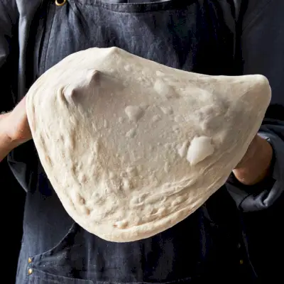 stendere l'impasto della pizza