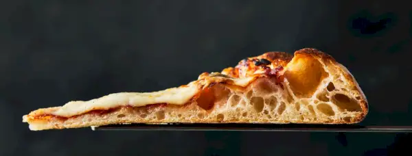 vista laterale della fetta di pizza tagliata