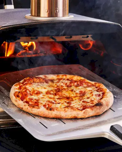 Pizza classica al formaggio nel forno per pizza