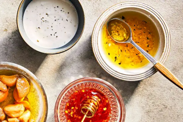Condimento Ranch fatto in casa, confettura d'aglio, miele caldo e olio all'aglio schiacciato