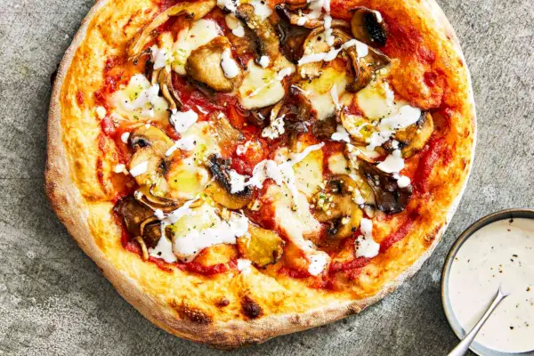 Pizza ai funghi selvatici con ranch fatto in casa