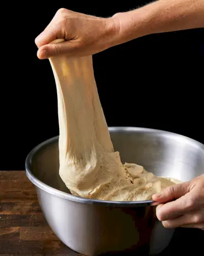 tirare l'impasto della pizza