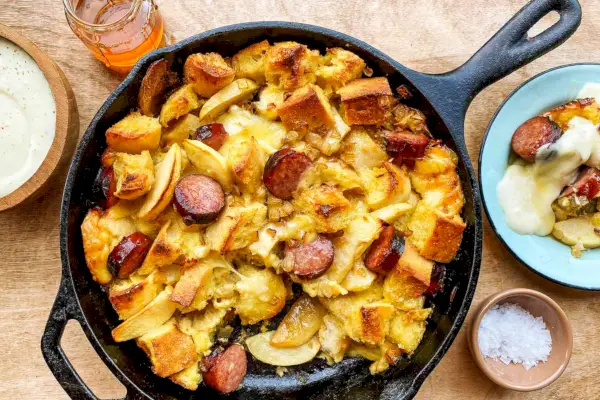 Strati di Kielbasa, mele e cipolle con salsa Mornay
