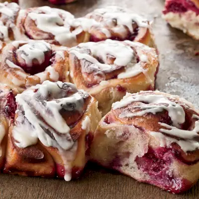 Panini dolci con vortice di lamponi. Foto © Quentin Bacon