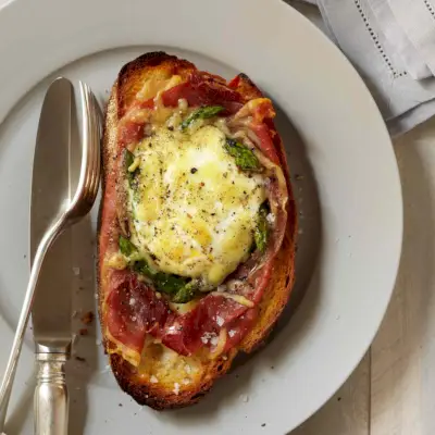 Uova al forno con spinaci, asparagi e prosciutto