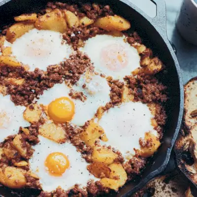 Uova al forno con chorizo e patate