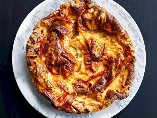 Polenta Dutch Baby con Prosciutto e Ricetta Svizzera