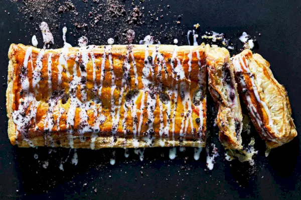 Pasticceria per la colazione con mirtilli e limone Meyer