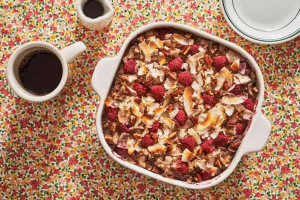 Farina d'avena al forno con lamponi, cocco, noci pecan