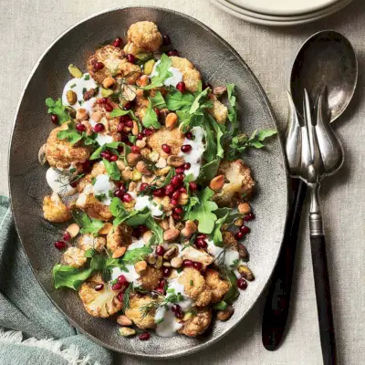 Insalata di cavolfiore con salsa allo yogurt e melograno