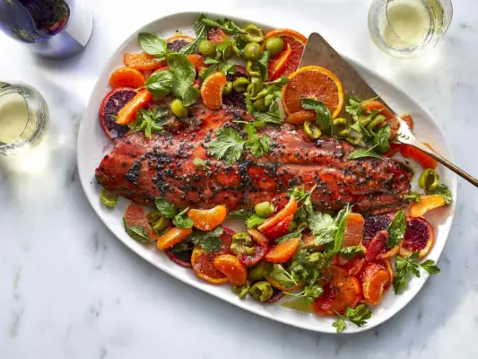 Salmone glassato al melograno con arance, olive ed erbe aromatiche