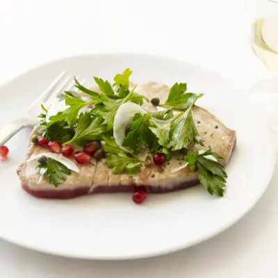 Scaloppine di Tonno con Prezzemolo e Semi di Melograno
