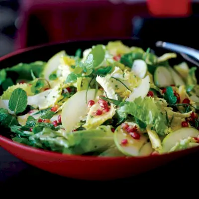 Insalata di scarola ed erbe fresche con mele e melograni