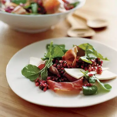 Insalata di prosciutto serrano e rucola con salsa di melograno