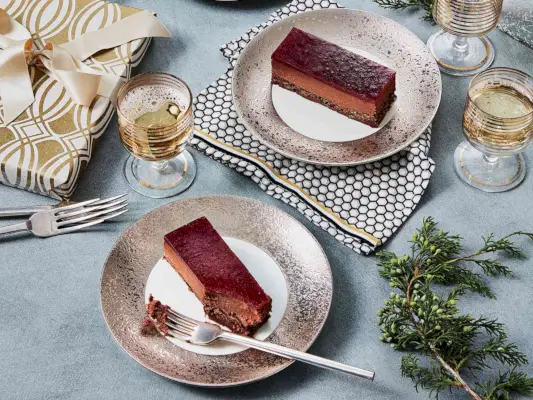 Torta mousse della Foresta Nera con glassa di ciliegie, Cile e melograno