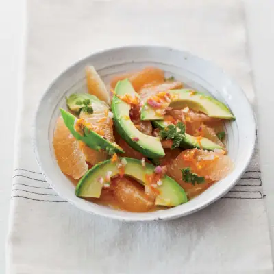 Salade de pamplemousse rose et d'avocat. Photo © Quentin Bacon