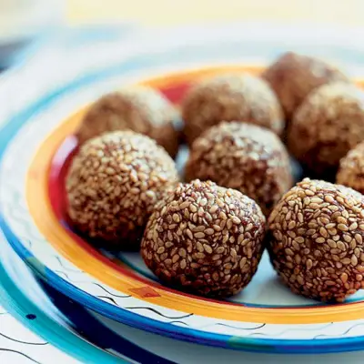 Sladké zemiakové krokety potiahnuté sezamom