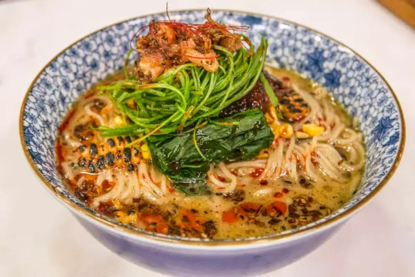 Ramen inspirovaný kuřecím masem Adobo