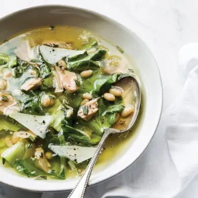 Toskánské bílé fazole a escarole polévka s tuňákem