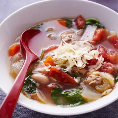 Minestrone s bílými fazolemi a italskou klobásou