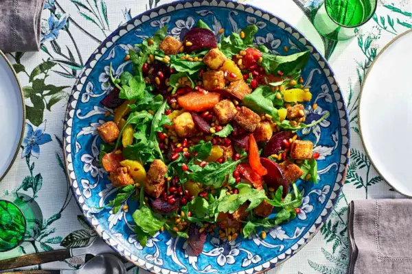 Salát z citrusů, řepy a rukoly s krutony Halloumi
