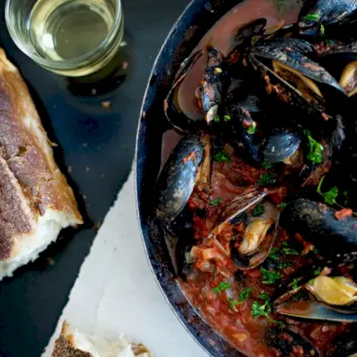 201204-HD-mejillones-al-vapor-con-caldo-de-tomate-y-ajo.webp