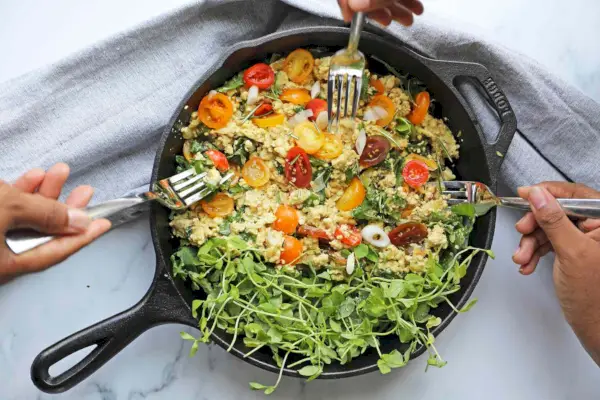 Recette de poêle en fonte avec œufs brouillés au tofu