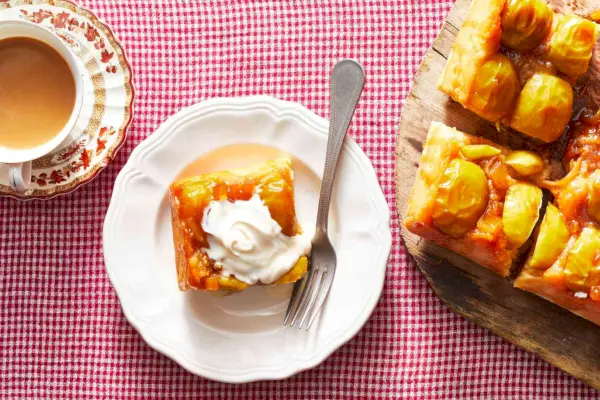 Pain aux pommes caramélisées au gingembre et aux amandes