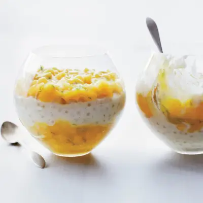 Kokosový tapiokový puding s mangom a limetkou