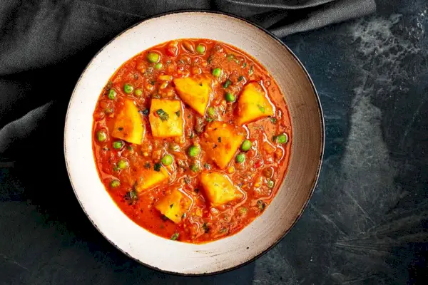 Aloo Matar (curry indiano di patate e piselli verdi)