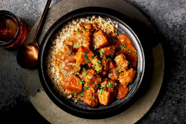 Mafé al curry con agnello, patate dolci e cocco