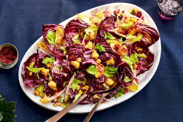 Čekankový salát s brusinkovým vinaigrette