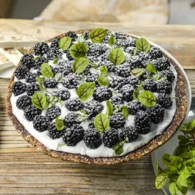 Crostata ai frutti di bosco crudi con crema al cocco