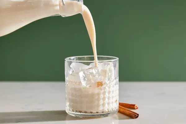 Versare la coquito fatta in casa sul ghiaccio