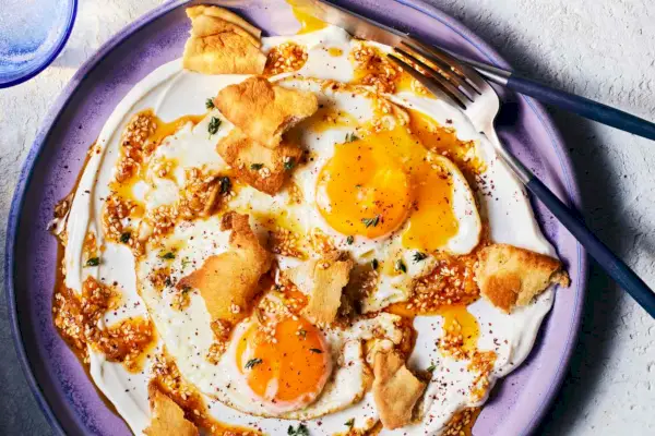 Çilbir (huevos turcos)