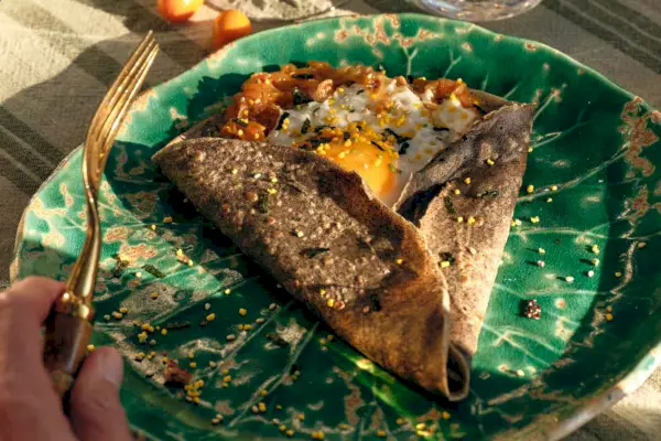 Los crepes de trigo sarraceno están rellenos con cebollas caramelizadas en este brunch favorito