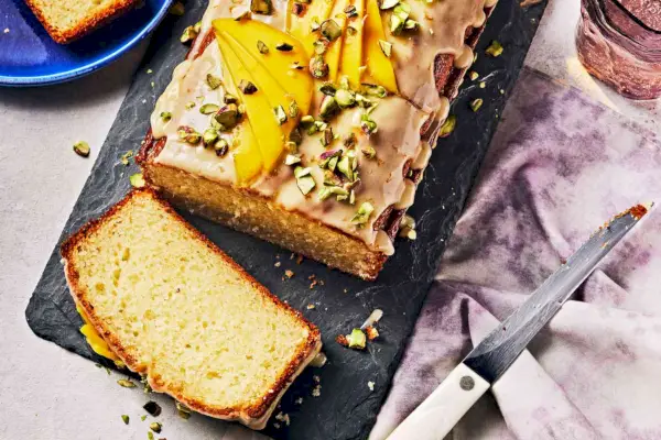 Pastel de yogur y cardamomo con glaseado de lassi de mango