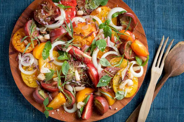 Dedičský paradajkový šalát s nakladanou rampou vinaigrette