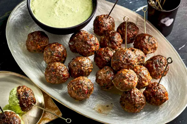 Boulettes de viande d'agneau épicées avec trempette de la déesse verte