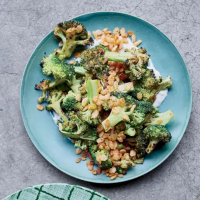 Brócoli asado con aderezo de queso azul y crujientes especiados