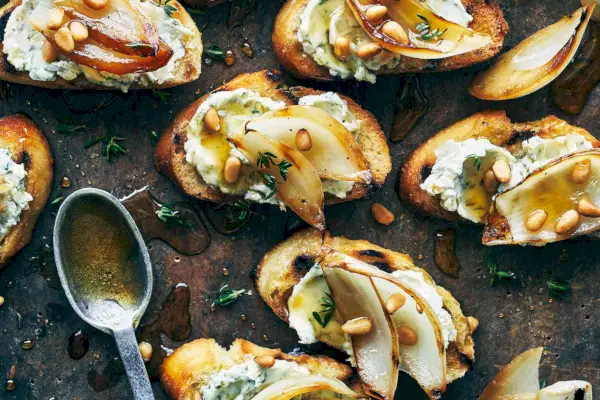 Receta de crostini con cebollas dulces asadas y queso azul
